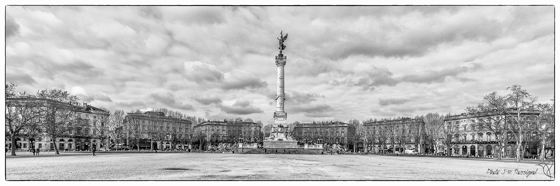 Bien qu'elle ne représente qu'une très faible partie de la place des Quinconces, cette vue donne une idée de son étendue.