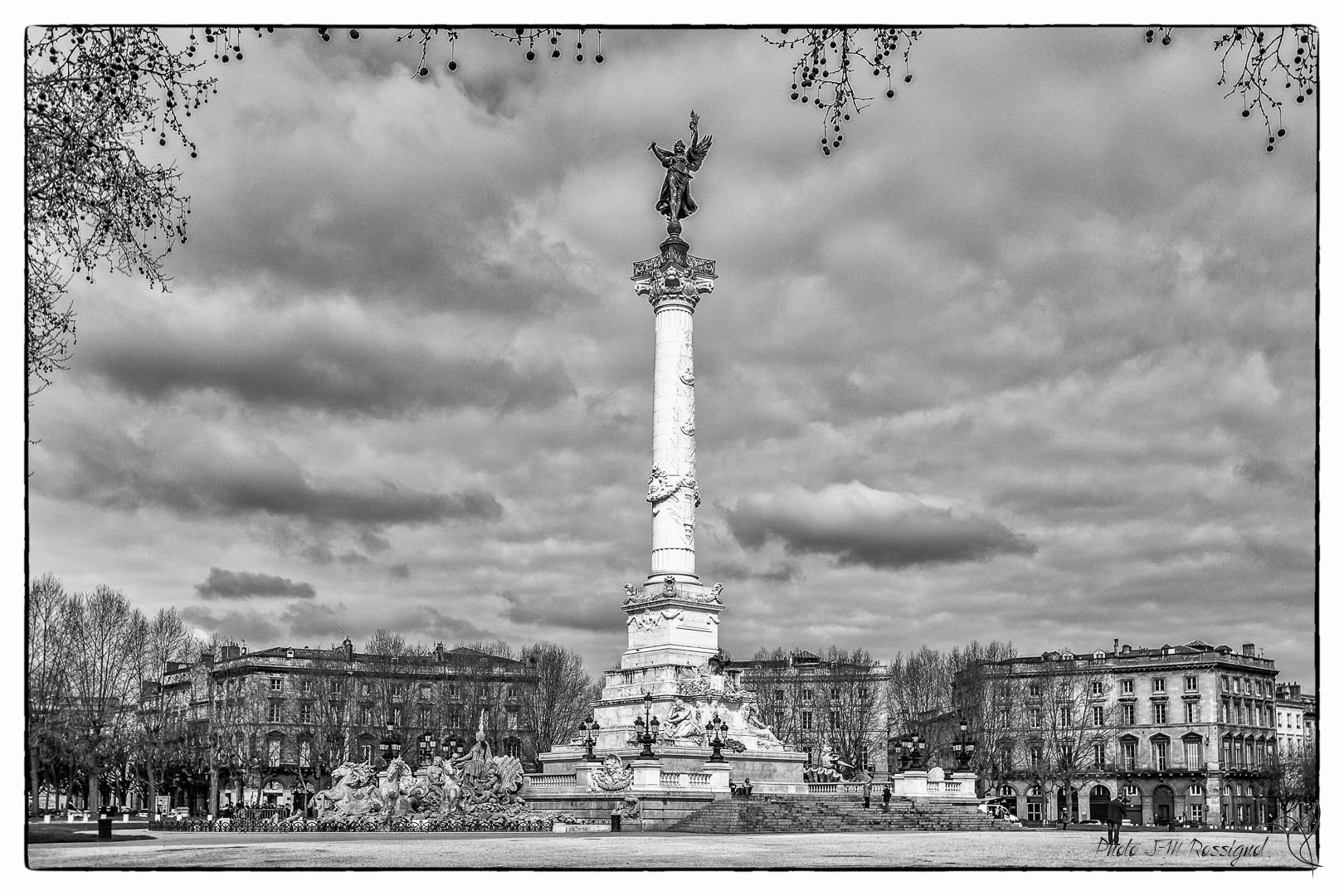 Vue sud-est de l'hémicycle des Quinconces après un traitement N & B poussé