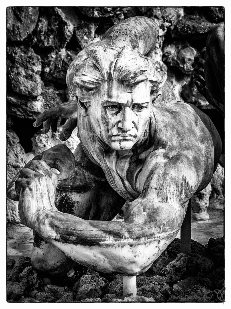 Détail du groupe statuaire en bronze de la fontaine du monument aux Girondins