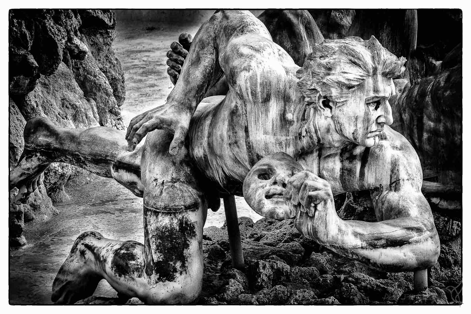 Détail du groupe statuaire en bronze de la fontaine du monument aux Girondins