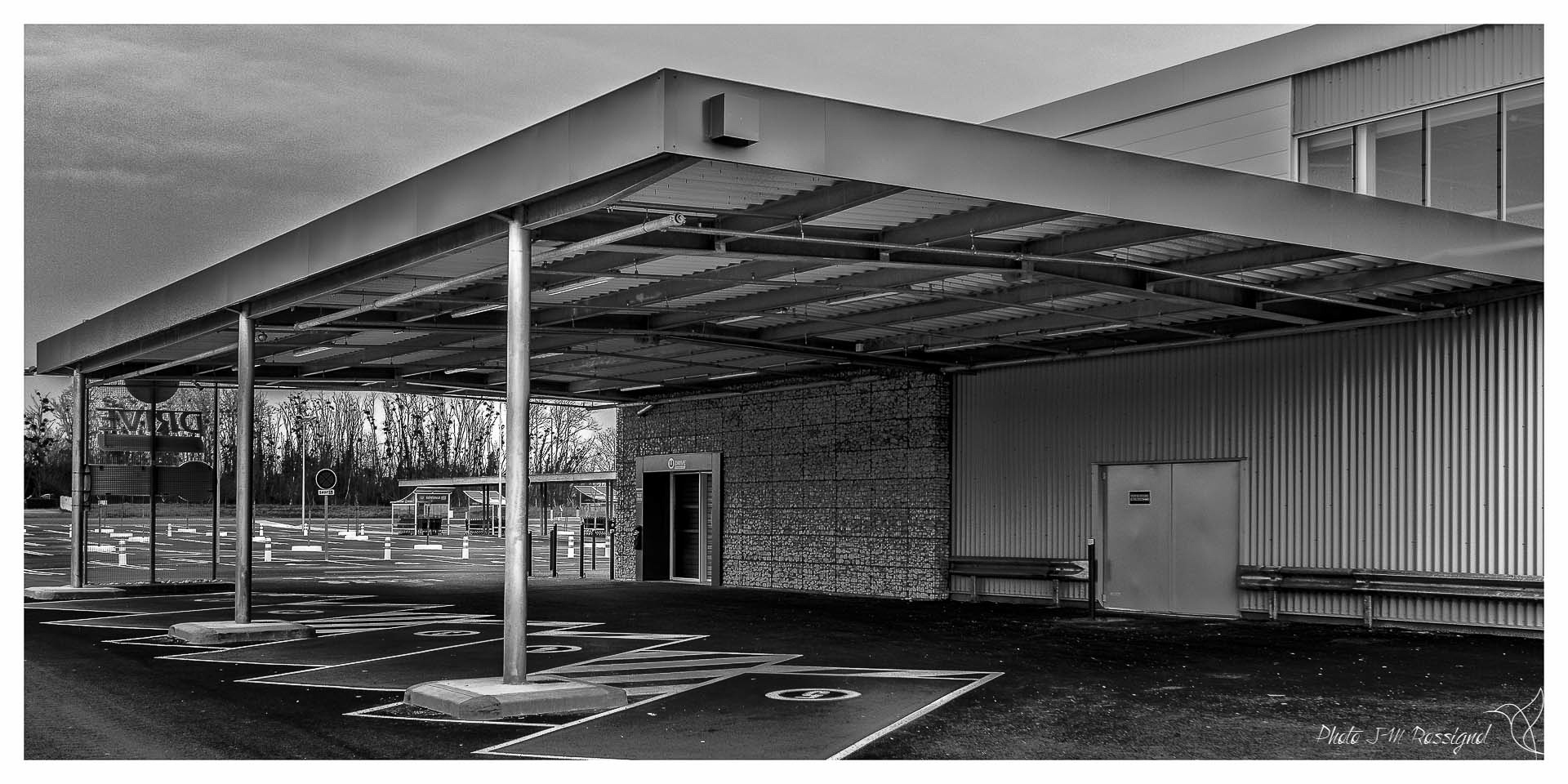 Façade d'un bâtiment commercial à Podensac