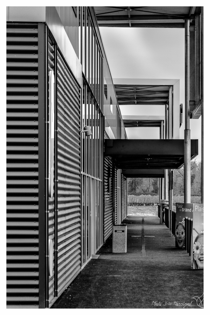 Façade d'un bâtiment commercial à Podensac