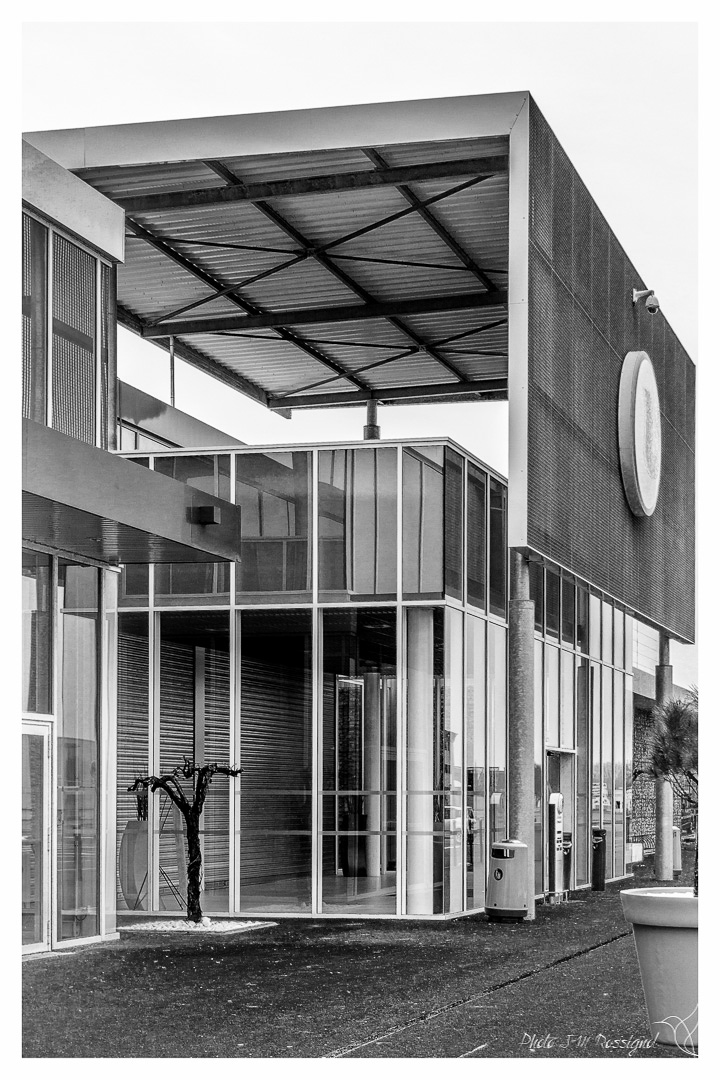 Façade d'un bâtiment commercial à Podensac